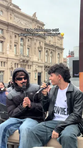 SORPRESA😂 @luckra1999 se disfrazó para aparecer de sorpresa con @Nicolas Behringer en pleno centro porteño🇦🇷 #luckra #nicobehringer #buenosaires #lavozargentina  