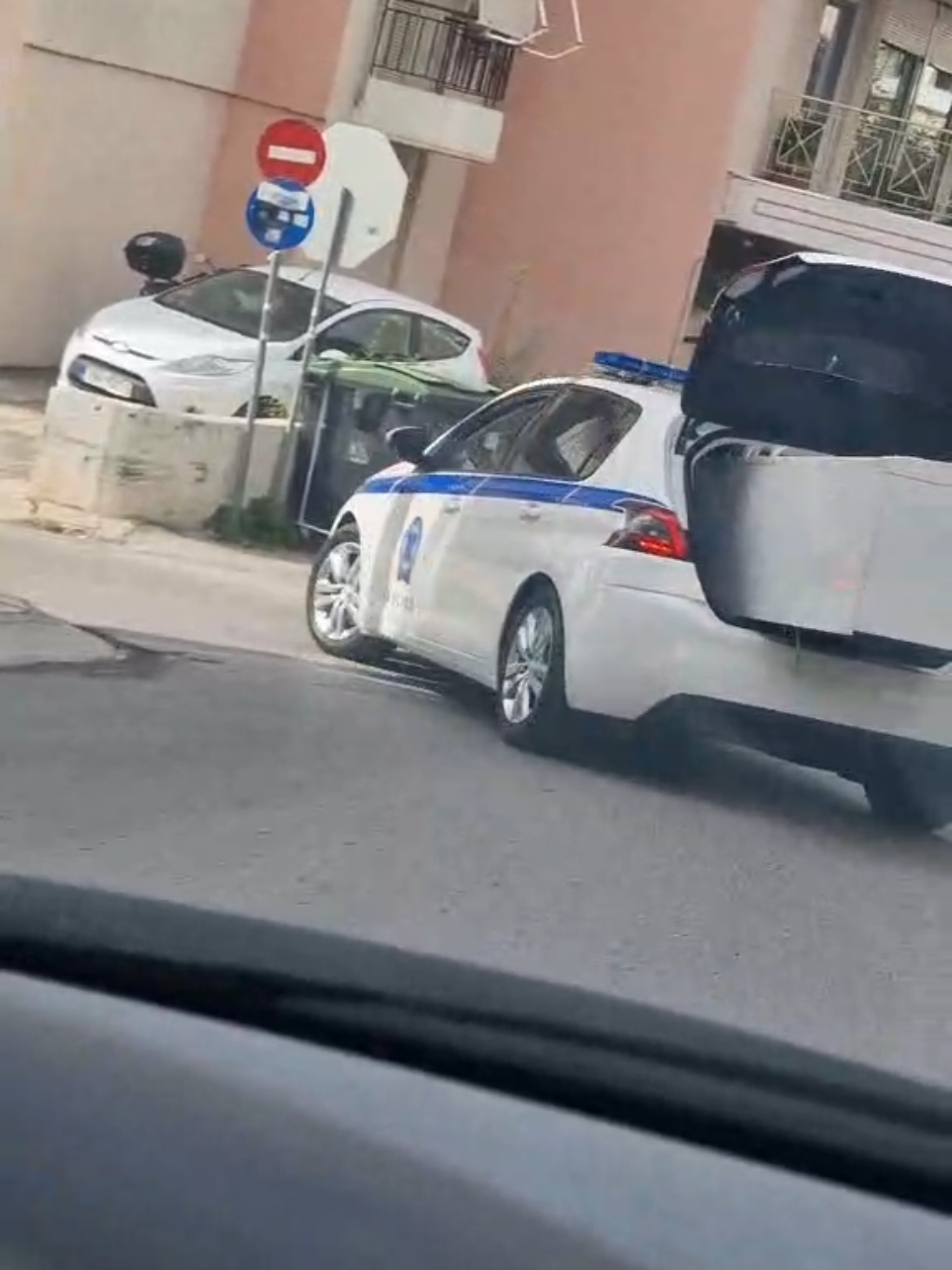 το περιπολικό δεν είναι ΤΑΞΊ 