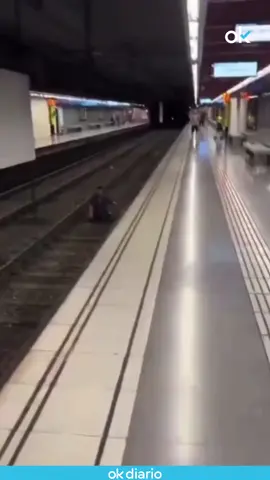 😱 Pánico en el metro de Barcelona: Un hombre salta a las vías y desata el caos, pero todo quedó en un susto... 📲 ¡Descubre en nuestras redes sociales el contenido más interesante!