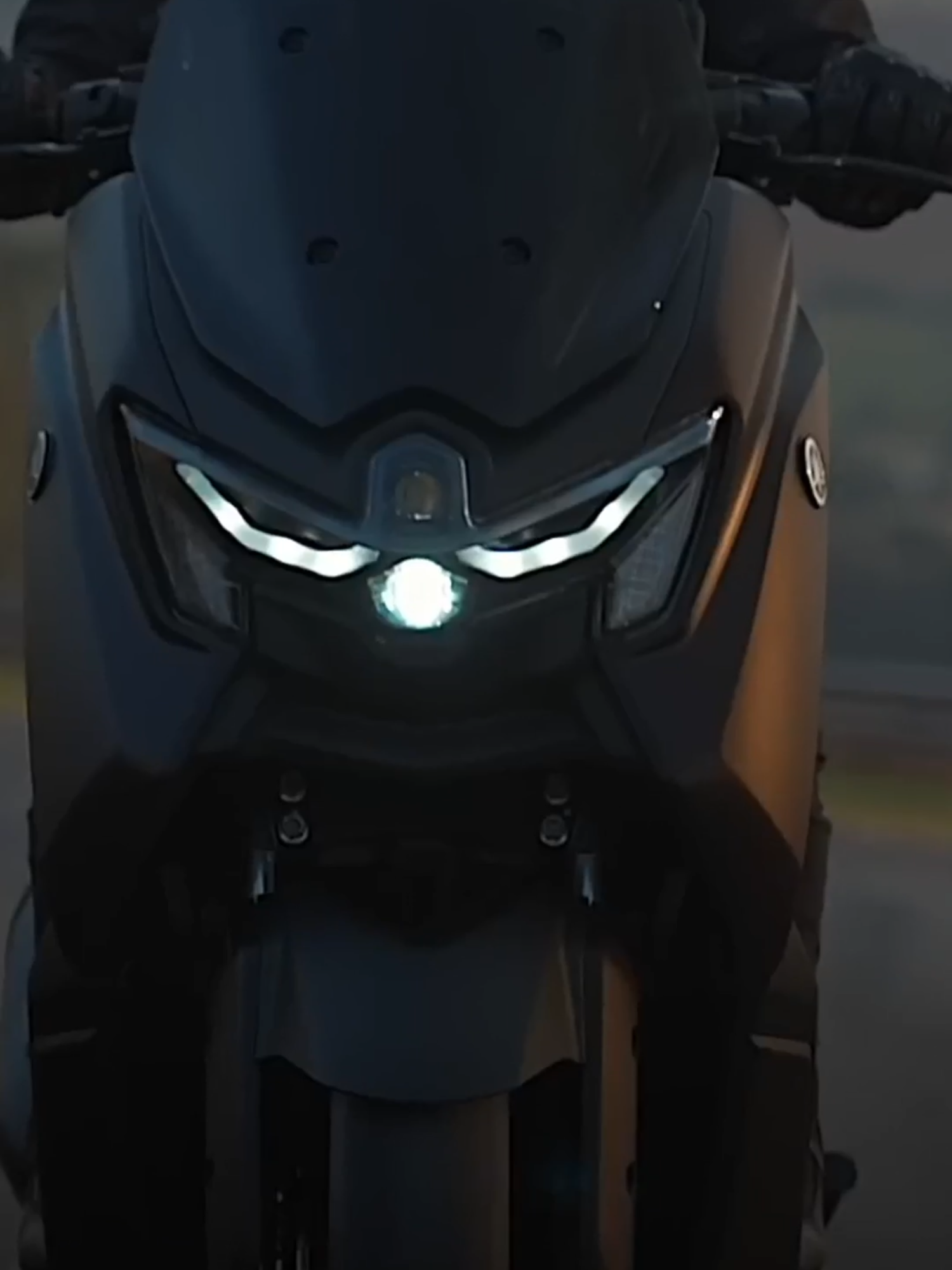 A Yamaha acaba de lançar o novo NMAX 155 Tech MAX 2026, agora com transmissão elétrica YECVT! 😱 Com modos Sport e Town, painel TFT conectado e visual premium, o scooter promete revolucionar o segmento. Mas… será que ele vem pro Brasil? 🤔 Assista o vídeo completo e descubra tudo! #Yamaha #NMAX155 #TechMAX2026 #Scooter #Motos #YECVT #LançamentoMoto #NotíciaDuasRodas #Motociclismo