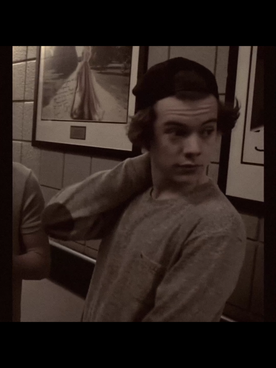 BAHAHA nah what is this #harrystyles #fyp #hairstyle #onedirection #edit @𝐞𝐥𝐥𝐬 𝐡𝐨𝐫𝐚𝐧! ❯❯❯❯ @user22992111303 