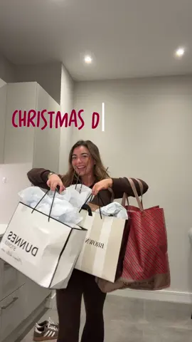 Part 1 of my Christmas decorations 🤌🏼  Btw I am only starting this early as I’m starting from scratch this year and need everything !! 🥰 Everything is from  @Dunnes Stores @Primark  @SHEIN  @Temu   #christmasdecor #christmasdecorations #burgundy #xmasdecorations #decoration 