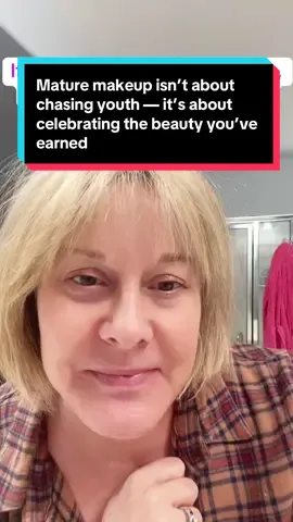 This one’s for my mature-skin girlies who still love a soft, glowing eye look — without all the fuss. I use the Bobbi Brown highlighter as my eyeshadow (it gives that perfect natural sheen), a touch of Charlotte Tilbury liner, and just a bit of powder and concealer to smooth my hooded lids. Top it off with a good mascara, and that’s my simple, everyday eye. Because makeup should enhance, not hide. 🌸 Mature makeup isn’t about doing less — it’s about doing what works best for you #creatorsearchinsights #BobbiBrown #over50women  #MatureSkincare #timelessbeauty 