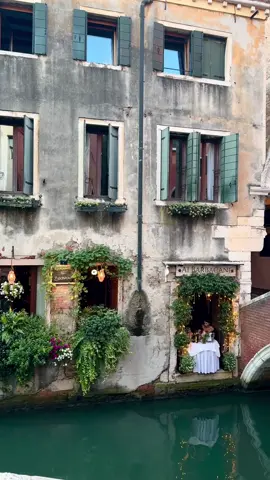 The most romantic restaurant in Venice🕯️💔 #venice #italy #venezia #fyp #venicerestaurant 