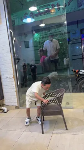 زيزو عايز يحلق جايب كرسي علي قدو 😂💔😜#زيزو_و_الجمل🐪 