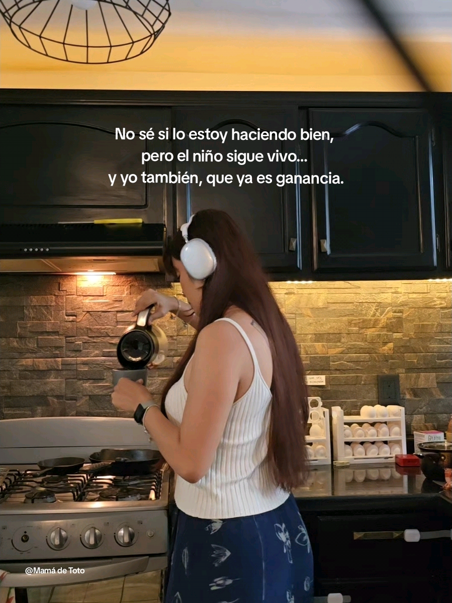 Así nomás andamos… fluyendo y sobreviviendo. 💃✨️  #mama #mamaprimeriza #maternidad #maternidadreal #mamadetoto 