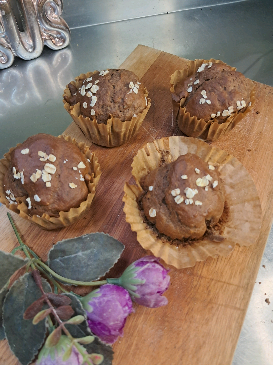 Muffin de chocolate com aveia sem glúten sem açúcar e lactose 🍫🧁 Ingredientes: 2 ovos  1 banana amassada ou açúcar da sua preferência  1 colher de sopa de óleo vegetal  2 colheres de sopa de cacau em pó  1 colher de sopa de chia 1 xíc de farinha de aveia ( 240ml) 1 colher de chá de fermento químico  Modo de fazer no vídeo 🥰  🍞 Já tentou fazer pão sem glúten e ele ficou duro ou solado? Esse e-book vai mudar sua história na cozinha! São 20 receitas fofinhas, simples e deliciosas, com dicas especiais para você acertar de primeira. ✨ Transforme sua casa em uma padaria sem glúten! 👉 Link no perfil corre lá!!  #glutenfree #muffins  #semgluten #receitasimples #receitasfaceis 
