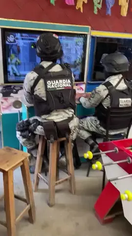En pleno entrenamiento, así las fuerzas son entrenadas al maximo nivel 🤭😅💪🏻😎 🫡  #fuezasespeciales🇲🇽⚓ #defensas_2025 #sedena🇲🇽 #guardianacional #secretariademarina⚓🦅🇲🇽 