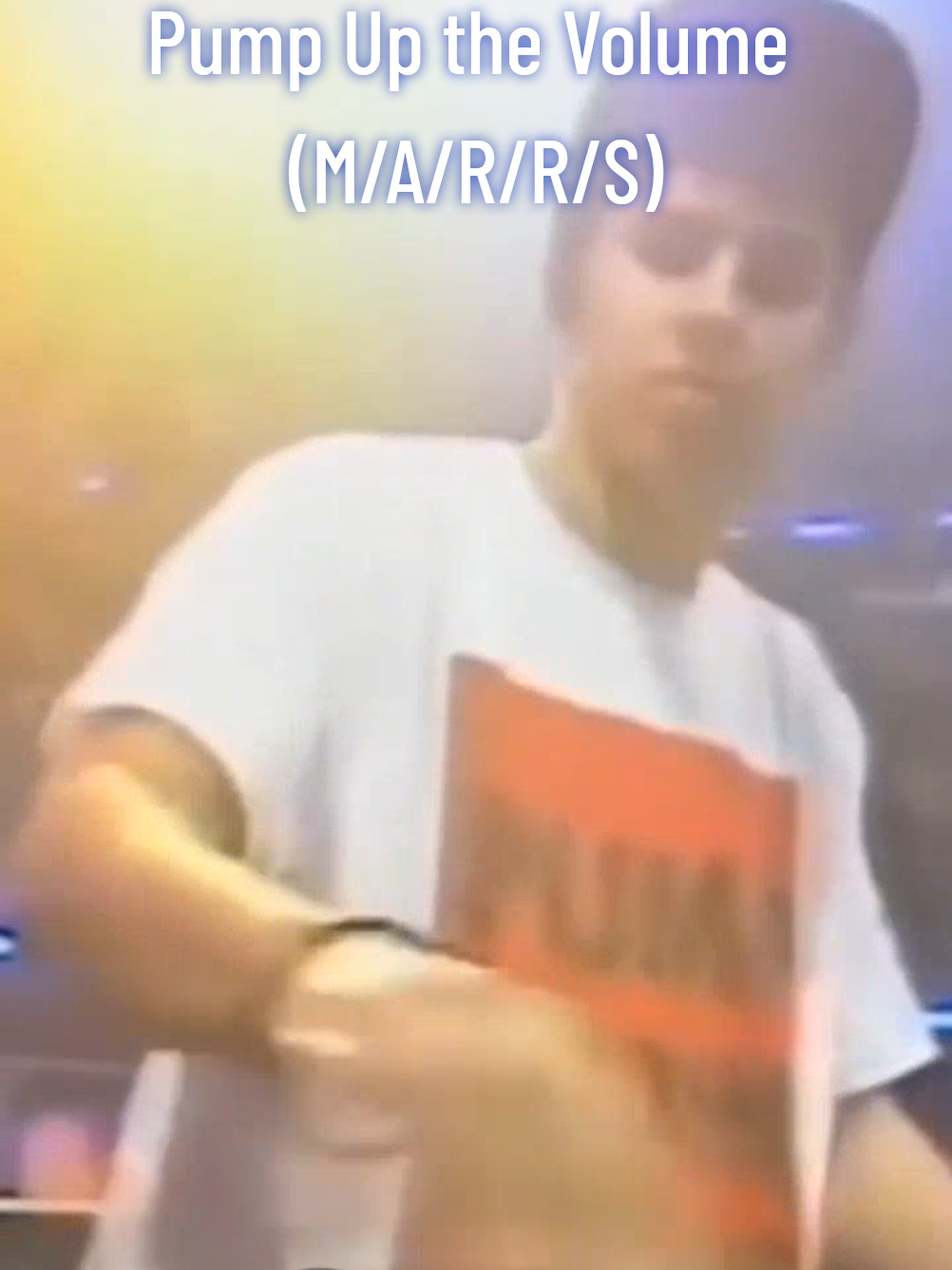 #musicmaniamagazine #vintagepop708090s #pumpupthevolume #m.a.r.r.s. Aquí tienes una información bastante completa sobre la canción “Pump Up the Volume” de M|A|R|R|S: Datos básicos Título: Pump Up the Volume  Artista: M|A|R|R|S (estilizado también como M/A/R/R/S)  Lanzamiento: 3 de agosto de 1987  Grabación: 1987  Géneros: house, hip‑house, música electrónica, acid house  Duración: versión de 7″ / edición de video ≈ 4:08 minutos; versión de 12″ ≈ 6:28 minutos  Discográficas: 4AD, 4th & B’way, Island, PolyGram  Compositores: Martyn Young y Steve Young  Productores: Martyn Young y John Fryer  Origen, contexto y proyecto M|A|R|R|S M|A|R|R|S fue un proyecto ocasional / de colaboración entre dos grupos británicos del sello 4AD: Colourbox y A.R. Kane.  El nombre M|A|R|R|S se forma a partir de los nombres de los miembros involucrados: Martyn Young (Colourbox), Steve Young (Colourbox), Alex Ayuli y Rudy Tambala (A.R. Kane) y Russell Smith (colaborador).  La idea inicial era que los grupos trabajaran juntos en una pista de música dance. Pero, según distintas versiones, las diferencias creativas llevaron a un método alternativo: cada grupo creó una pista, que luego el otro retocó o agregó elementos. De esas dos piezas resultantes, una fue Pump Up the Volume (de Colourbox con aportes de A.R. Kane) y la otra Anitina (The First Time I See She Dance) (creada por A.R. Kane con participación de Colourbox)  Pump Up the Volume fue la cara A del sencillo doble A (“double A-side”) junto con Anitina.  Se considera un momento clave en la historia del house británico y del uso del sampling (muestras de otras canciones) en la música popular.  Estructura, samples y elementos musicales La canción está construida con decenas de samples (fragmentos sonoros de otras grabaciones) insertados en el track base.  Algunos de los fragmentos sampleados incluyen (entre otros): “I Know You Got Soul” de Eric B. & Rakim — de cuyo contenido lírico proviene el título “Pump Up the Volume”  La frase “You’re gonna get yours!” de Public Enemy  Elementos de George Kranz – Din Daa Daa  Fragmentos de Kool & The Gang (“Jungle Jazz”)  Un sample vocal del poema / pieza “Mean Machine” de Last Poets (“rhythmic, systematic, remote control / magnetic, genetic command your soul”)  Un canto “pump pump pump me up!” de Trouble Funk, grupo de go-go de Washington D.C.  Un fragmento vocal de Dunya Yusin (“Abu Zeluf”)  Además hay intervenciones de DJ / scratch hechas por C.J. Mackintosh  La versión “remix” de 12″ de Pump Up the Volume amplió aún más la densidad de muestras y hooks insertados, y es esta versión la que fue más usada para ediciones de radio y las mezclas más conocidas.  En algunas ediciones estadounidenses tempranas, ciertos samples controversiales fueron removidos o sustituidos por cuestiones de derechos.  Rendimiento en listas y recepción Pump Up the Volume alcanzó el #1 en el Reino Unido el 27 de septiembre de 1987 durante dos semanas.  También llegó al puesto más alto en varios otros países, como Nueva Zelanda, Canadá, Holanda e Italia.  En Estados Unidos alcanzó el puesto  en el Billboard Hot 100 (febrero o marzo de 1988) y fue  en la lista Hot Dance Club Play.  El sencillo fue certificado con ventas importantes (por ejemplo, Gold en EE. UU.)  Fue nominado al Grammy Awards en 1989, en la categoría Mejor interpretación instrumental pop (“Best Pop Instrumental Performance”)  Problemas legales y controversias Debido al uso extensivo de samples, el sencillo enfrentó disputas legales. En particular, el equipo de productores Stock Aitken Waterman reclamó el uso de un fragmento vocal de 7 segundos tomado de su tema Roadblock. Como resultado, se paralizó temporalmente la venta del disco hasta que se hicieran ajustes.  Esa controversia obligó a modificar algunas versiones posteriores del tema para evitar litigios.  También se dice que la gran atención al éxito de Pump Up the Volume generó tensiones internas entre los miembros de Colourbox / A.R. Kane, y que esto contribuyó a que nunca volvieran a colaborar en un proyecto