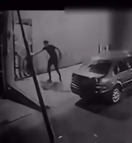 يكفينا من الحياة .. لحظة حب أحسسناها بصدق مرة واحدة ..ولو ذهبت غير آتية .. ويكفينا من العمر ..فرحة قلب عشناها و إن كانت نادرة و عزيزة .. #حبيتك_رياض_احمد_اغاني_الوفاء 