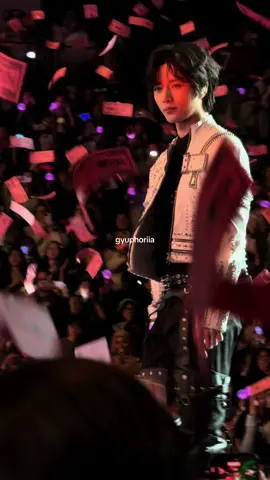 beomgyu catching the confetti :’) #beomgyu #txt #tomorrow_x_together #act_tomorrow #txtconcert @TOMORROW X TOGETHER 