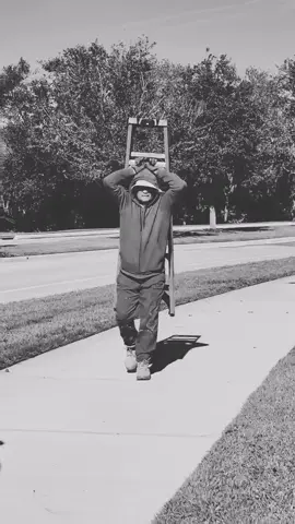 ##TrabajoEnUSA #Decoraciones #DecorandoEscaleras #NavidadUSA #LatinosEnUSA #LatinosTrabajando #TrabajoParaLatinos #DecoracionNavideña #InmigrantesEnUS