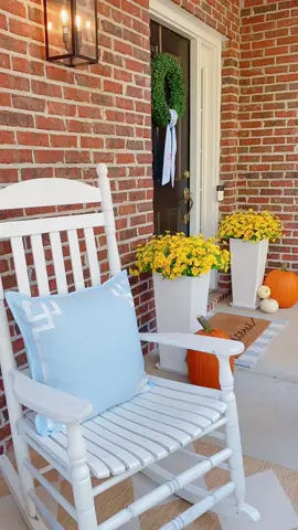 A moment for our fall front porch! 🏡😊 Can you believe the mums are fake 🫣😍 #grandmillennial #nancymeyersaesthetic #frontporchdecor #amazonhomefinds #creatorsearchinsights 