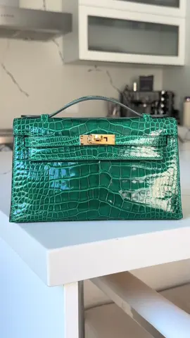 Unboxing A True Gem💎 — Hermès Kelly Pochette Shiny Croc Emerald Gold Hardware  💚 #AdoreTheCouture #hermes #hermeskellypochette #hermesemerald 