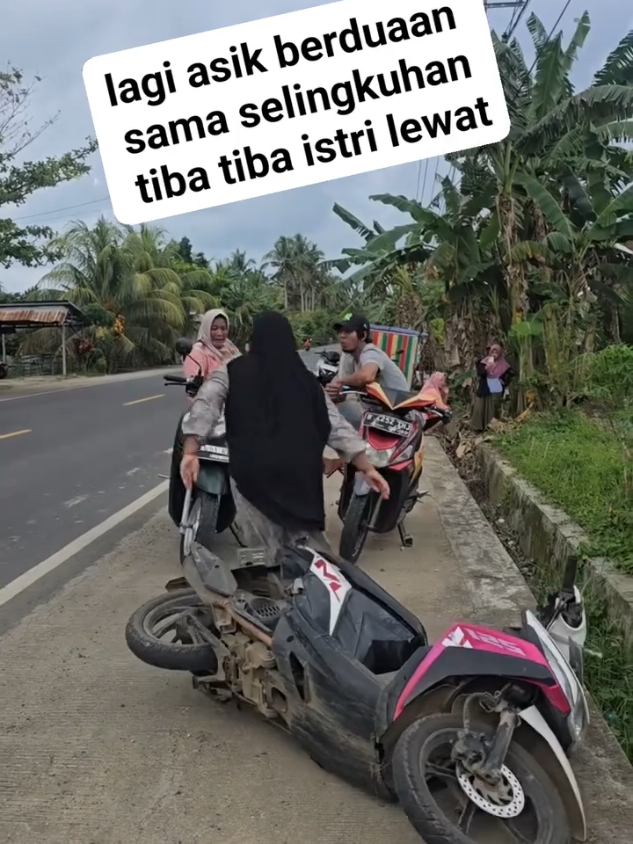 makan nya jangan suka selingkuh begini nasib resiko jadi orang ke tiga#videoselingkuh #orangketiga #viraltiktok 