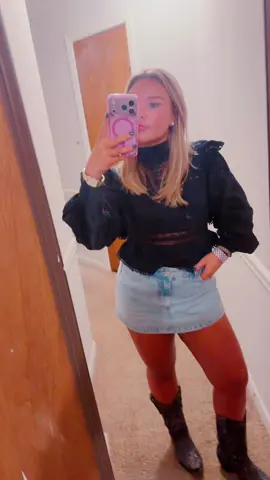 awkward but just wanted to show the fit!🤠