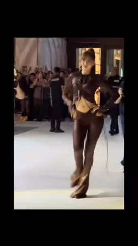 The LALISA Walk 🛐🛐🛐