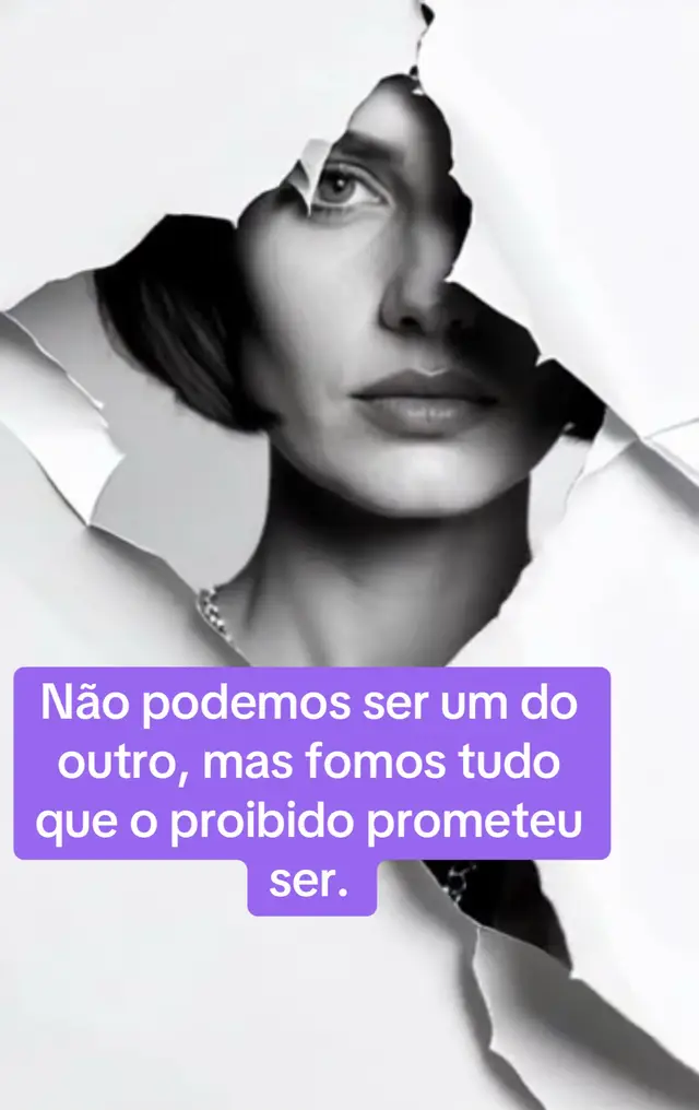 Não estava planejado, mas aconteceu. Não havia mapas, não havia sinais claros, apenas o encontro de dois mundos que jamais deveriam se tocar. E ainda assim, tocaram. Não podemos ser um do outro, e no fundo sabemos disso. Mas há momentos em que a razão se cala e o coração decide atravessar todas as linhas vermelhas. Cada olhar que trocamos carrega o peso do proibido, cada toque é um incêndio silencioso que arde onde ninguém vê. É estranho sentir alguém assim, um estranho que se tornou familiar na velocidade de um suspiro. É doce e amargo, prazer e dor, medo e coragem misturados em cada instante que nos atrevemos a existir juntos. Nosso amor não cabe em promessas, não se submete a acordos, ele simplesmente acontece, voraz e urgente. Não podemos planejar, não podemos esperar, não podemos construir nada além do momento que nos é dado. E mesmo assim, nesses instantes, tudo é absoluto. Rimos, nos perdemos, nos encontramos de novo, e cada segundo parece durar uma eternidade porque sabemos que o amanhã pode nos arrancar de volta ao impossível. Sei que não podemos, sei que não devemos, mas ainda assim, você está em cada pedaço de mim. Nosso amor é feito de sombras, de sussurros, de portas que fechamos com medo, mas que sempre se abrem quando nos olhamos. É um amor que fere, que queima, que nos lembra que a vida tem certas regras que a paixão insiste em ignorar. E mesmo que nunca sejamos um do outro, mesmo que o mundo nos separe com suas ordens e barreiras, o que vivemos permanece. Gravado na pele, na memória, na alma. Intenso, impossível de racionalizar, eterno no instante em que existiu. Porque algumas histórias não precisam de final, apenas precisam acontecer. E nós, mesmo proibidos, fomos isso: inevitáveis, como fogo que insiste em atravessar a escuridão, como desejo que não se cala, como amor que não se mede, não se prende, apenas arde. #AmorProibido #DesejoQueQueima #PaixãoClandestina #EntreSombras #AmorIntenso 