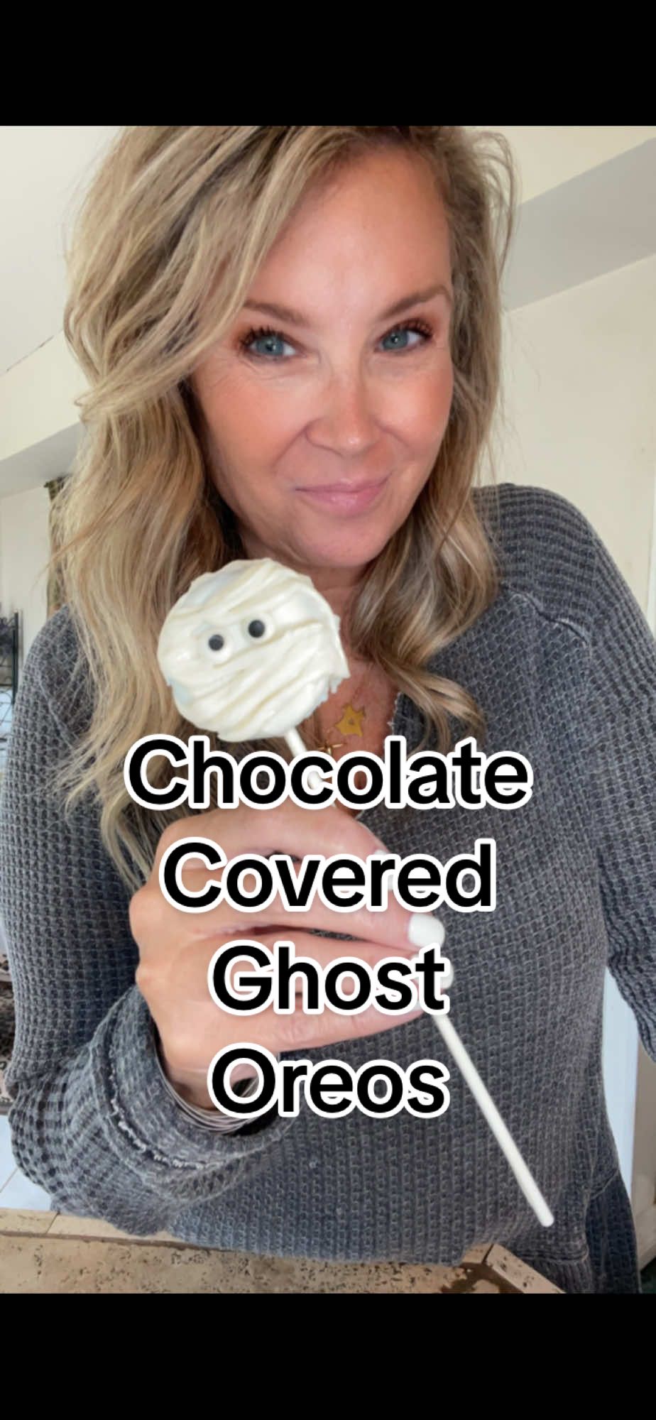 When Halloween treats are this cute… you have to make them 👻✨ These little mummy Oreos are spooky, sweet, and SO easy to make: 	1.	Melt your white chocolate 🍫 	2.	Add a cake pop stick to your Oreos and dip them into the melted chocolate 	3.	Stick on the candy eyes 👀 and let them dry 	4.	Drizzle extra chocolate in a zigzag to create that mummy look 🕸️ 	5.	Let everything set… then bite into that spooky orange center 🎃 Perfect for parties, trays, or just a little Halloween fun at home! #SpookySeason #MummyOreos #HalloweenTreats #EasyDesserts #GhostOreos     @OREO 