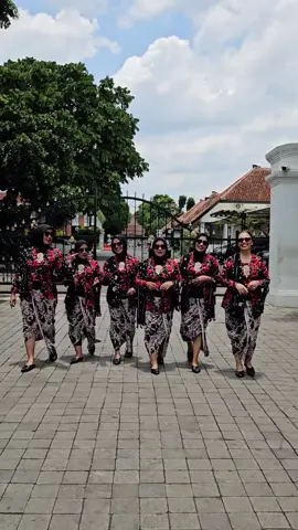 Yuk yang mau reservasi Foto Busana Adat Jawa bareng teman,pasangan,keluarga bisa langsung dm atau wa 📸🥰🙏 #malioboro #yogyakarta #jasafotomalioboro #sewabajuadatjawa #fyp 
