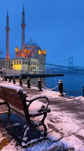 “İnsan kimi severse, baharı da odur kışı da...🤍