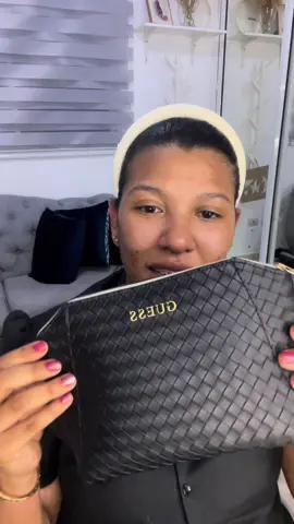 Cambiando mi bolso de kit de emergencia 👜 porque nunca se sabe cuándo toca salir corriendo 😅 Estos son algunos imprescindibles que siempre llevo conmigo (y sí, mis decants no pueden faltar 👀💖). #UGCcreator #kitdeemergencia #whatsinmybag #decantslover  #perfumesminiaturas 