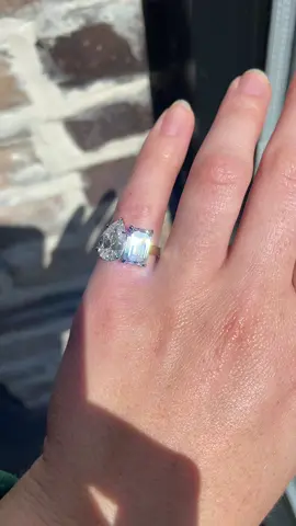 Toi Et Moi means You & Me - the most lovely symbolism for an engagement ring 💎💎 #toietmoi #engagementring #emeralddiamond #peardiamond 