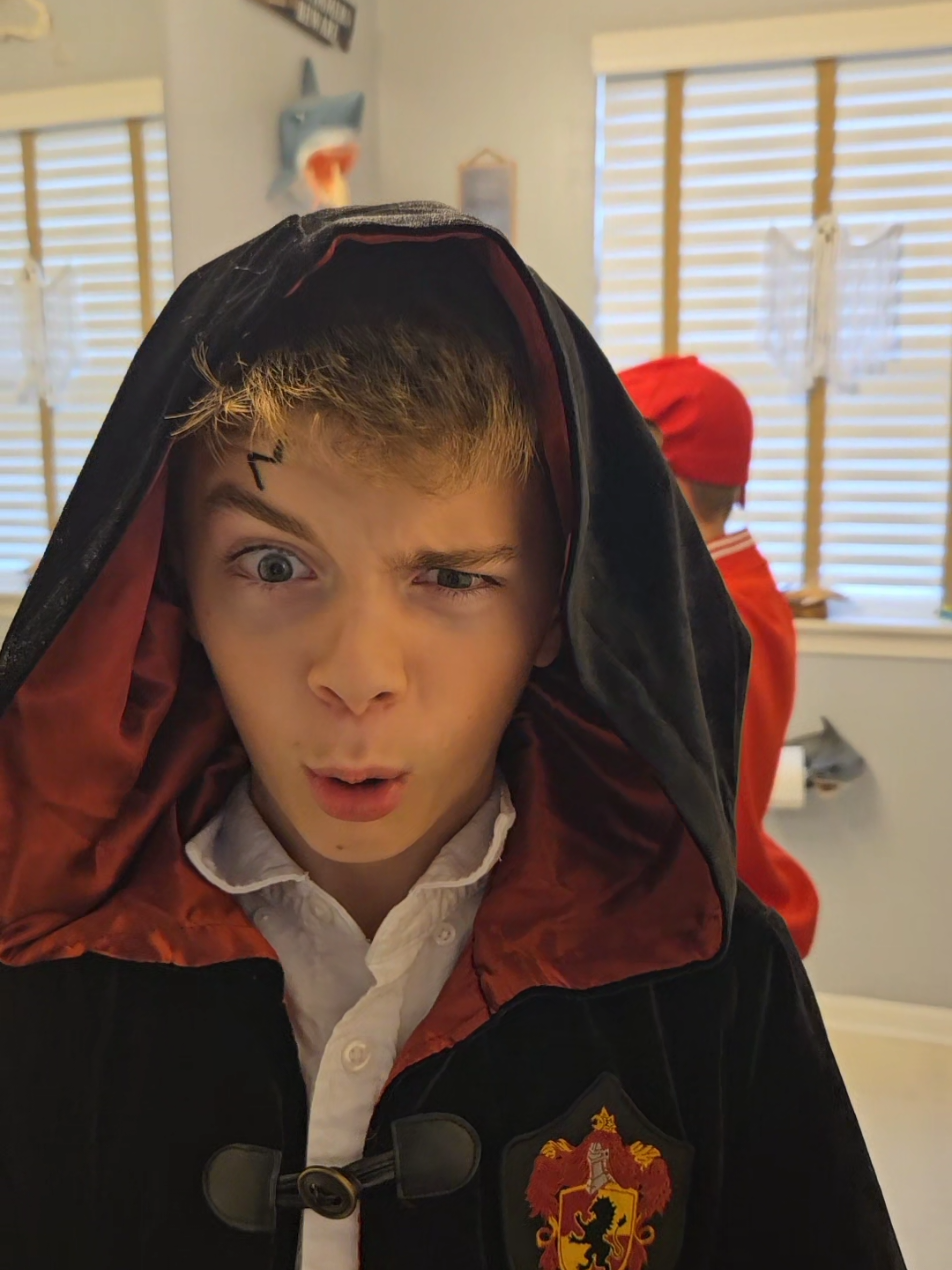 To be young again!🎃#halloween #twins #halloweenlook #spookyseason #fyp 