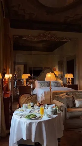 They say mornings set the tone for the day — and if yours begins beneath frescoed ceilings, it’s bound to be a masterpiece ☕️💤 When sunlight and syrup meet like this, even the sound of your alarm is forgiven ⏰ 📍Four Seasons Hotel Florence THE HOTEL STORY  #BeInspiredByTheDolceVita ➡️ Follow for more! Visit our website - Explore our selection of the most Exquisite Listings 🔗 Link in bio  #TheHotelStory #luxuryhospitality #TheBestLuxuryHotels #BeInspiredByTheDolceVita 