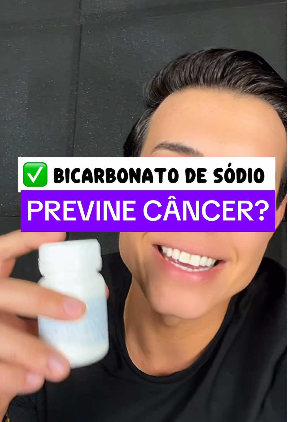 🔥VOCÊ JÁ USA? 🧂 O poder do bicarbonato de sódio vai muito além da cozinha. Pouca gente sabe, mas ele é um dos alcalinizantes naturais mais potentes que existem — capaz de neutralizar a acidez do corpo, reduzir inflamações e até proteger contra o câncer ao equilibrar o pH celular. ✅ Melhora a digestão e alivia azia e refluxo ✅ Desintoxica rins e fígado ✅ Aumenta energia e performance física ✅ Reduz inflamações e fortalece o sistema imune ✅ Retarda o envelhecimento precoce ✅ Cria um ambiente menos favorável para doenças 💧 Como usar: Dissolva meia colher de chá em um copo de água (200 ml) e tome em jejum ou à noite, de 2 a 3 vezes por semana. ⚠️ Evite o uso diário e procure sempre orientação médica, especialmente se tiver pressão alta ou problemas renais. #saude #dieta #Fitness #vidasaudavel #comidadeverdade                