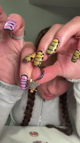 I just love pins😍 @innergoldshop for the cutest tote bag🤭 #jewlery #mysteryjewelry #pins #totebag