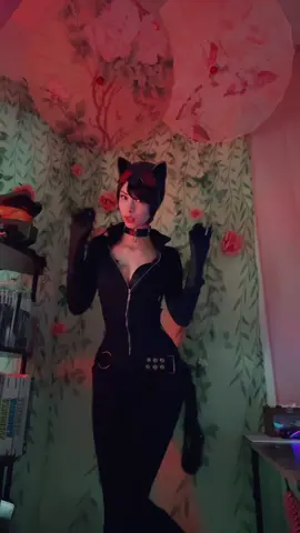 I love my lil nook area :]] still need to finish it tho :00  #catwoman #selinakyle #catwomancosplay #batman #batmanarkhamcity 