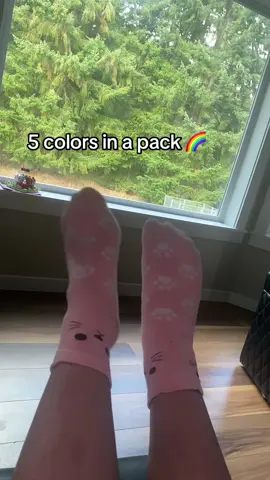 I’m in love with these cat socks 😍 #socks #feet #cat #cats #catlover 