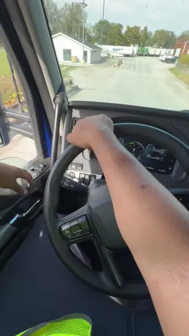 how do yall be driving trucks and keeping a relationship? #trucktok #trucker #trucksoftiktok 
