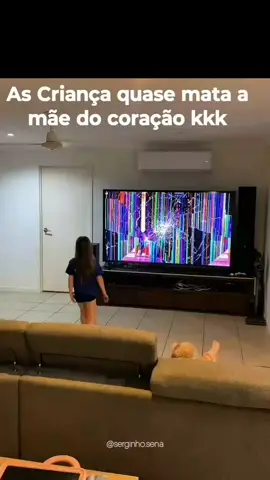 Na primeira atitude podia ter um pouco de auto controle. . . . #crianças #mãe #tv #reels #viral 