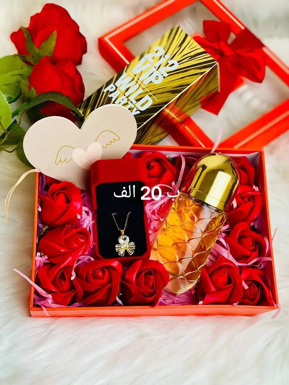 🎁 ❤️‍🔥هديه عيد الحب ❤️‍🔥🎁 اجمل هديه وفرناها تهديه لزوجتك اختك حبيبتك اي انسانه عزيزه على كلبك او كلبج يتكون من قلادة نازكة +وعطر 2i2 VIP بالأضافة الى بوكس ورود وزينة وكارت معايده 💌💌  ♥️🫰قلادة فيونكة 🎀  لصاحبات الذوق الرفيع 💋 قلادة نسائية فاخرة مطلية بالذهب مع ميكرو مرصعة بحجارة الزيركون مع لؤلؤ طلاء ثابت ذهب برازيلي اصلي ♥️🫰اجمل عطر نسائي بمعنا الكلمة وين عشاق عطر 2i2 في اي بي  للنساء VIP WILD PARTY ‏2i2❤من أكثر الإصدارات التي ميزت بيت كارولينا هيريرا عطر 2i2 VIP ، وهو عطر جديد من مجموعة 212 يجسد البريق والأناقة والجو المرح .وقد وصفت تركيبة العطر بأنها منعشة، حسية وأنثوية.والطبقات السطحية من العطر من روائح الشابانيا الوردية المنعشة التي تفوح بعطر الأنثوي الساحر   سعر البوكس 20 الف 🚘يوجد خدمة توصيل لجميع محافظات ٤ الاف🚘
