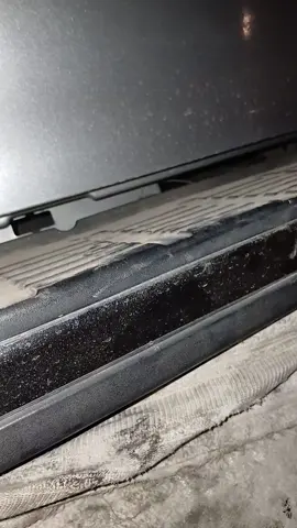 Passo a passo para retirar o estepe Localize as ferramentas: Puxe a alça central do banco traseiro para levantá-lo. Você encontrará o macaco e o kit de ferramentas, que inclui as hastes necessárias. Monte a alavanca: Conecte as hastes que vêm no kit. Elas se encaixam para formar uma única alavanca comprida. Localize o acesso: Vá para a parte de trás da picape. O buraco de acesso para o mecanismo do estepe fica no para-choque, próximo à placa de identificação. Engate a alavanca: Insira a ponta da alavanca montada no buraco de acesso e procure o encaixe do mecanismo. Dependendo do modelo, pode haver uma trava antifurto no sistema que deve ser engatada. Gire para soltar: Encaixe a chave de roda na outra extremidade da alavanca e gire no sentido anti-horário. Isso fará com que o cabo de aço ou corrente que prende o pneu desça gradualmente. Remova o pneu: Continue girando até que o pneu toque o chão e a corrente esteja totalmente frouxa. Desengate a trava que o prende ao cabo e deslize o estepe para fora. 