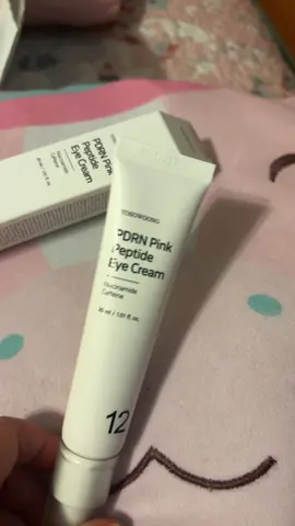 #[TOSOWOONG Official] PDRN Pink Peptide Eye Cream with Salmon DNA PDRN 5,000ppm, Anti Aging Formula with Caffeine & Liposome Retinol for Fine Lines, Dark Circles and Wrinkles, Korean Skincare, 30ml / 1.01 fl.oz.:  ---  ¿Buscas una mirada más joven y fresca cada día? La crema de ojos PDRN Pink Peptide combina ADN de salmón y PDRN 5,000 ppm para rejuvenecer la piel delicada alrededor de los ojos. Su fórmula con retinol en liposomas y cafeína ayuda a disminuir líneas finas, ojeras y arrugas, aportando luminosidad y firmeza de forma suave y efectiva. Descubre cómo transformar tu piel y realzar tu mirada, añade esta crema a tu rutina de cuidado ahora.