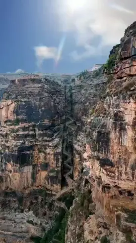 معجزة معمارية..  شاهد كيف حول اليمنيون الصخور إلى 