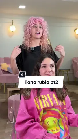 ¿La amiga podrá llegar a este tono tan increíble de cabello? #cambiodelook #rubiosperfectos #cabello 