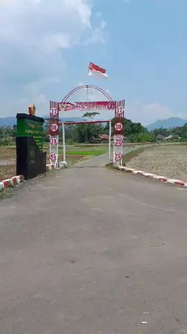 mampir ke warung beli sendal karena yang dikenakan coplok karunya nya 