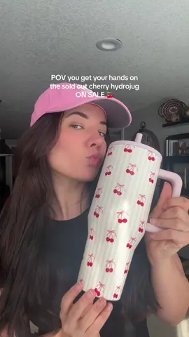 This color is THAT GURL 😍🍒 #hydrojug #cherry #aesthetic 