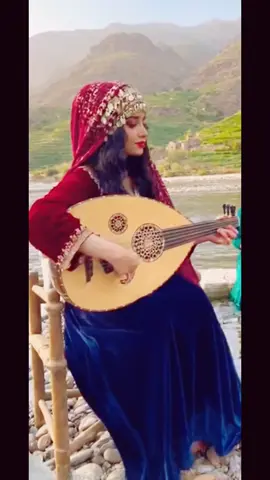 ايش رايكم في العزف من يعرف الأغنية#عود #كلام 