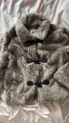 it’s perfect. 🦌 // #hollister #deer #furcoat #fashion #fyp