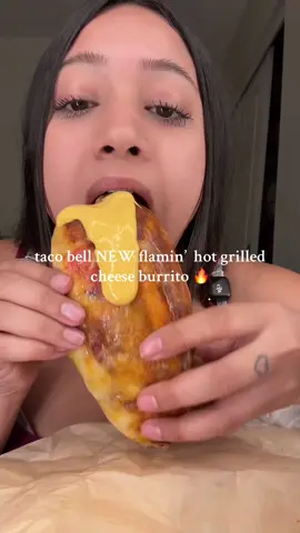 no talking mukbang 🔥 || taco bell NEW flamin’ hot grilled cheese burrito 😫#tacobell#burrito#grilledcheese#fyp