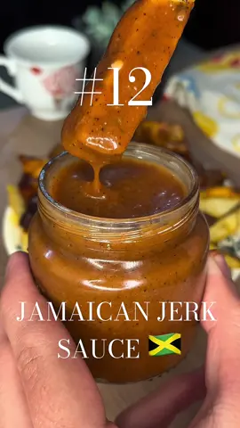 1 Salsa por cada país del mundo: Salsa Jerk Jamaiquina! 😮‍💨🇯🇲 INGREDIENTES: - 1 cebolla morada 🧅  - 5 tallos de cebolla verde 🥬 - 4 dientes de ajo 🧄  - 3 ajíes enteros 🌶️  - 1/2 taza de jugo de naranja 🍊  - 1/2 taza de jugo de limón 🍋‍🟩  - 1/4 taza de vinagre de manzana 🍎  - 1/2 taza de salsa soya 🍛 - 1/2 taza de aceite vegetal 🫒 - 1/2 taza de azúcar morena 🍯 - 1 jengibre 🫚  - 1 cuchara de tomillo 🌿  - 1 cuchara de sal 🧂  - 1 cuchara de canela 🪾 - 1 cucharita pimienta 🧂  PARA LA SALSA: - 1 taza de salsa de tomate (KETCHUP) 🍅 - 1/2 taza de azúcar morena 🍯   Un acompañante que queda excelente con alitas, costillas, o cualquier fritura, es dulce y picante, si la preparan me etiqutan! Síganme en IG sammmubs :) #colombia #jamaica #Receta #Recipe #salsa 
