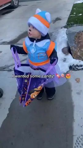 A banana ! #trickortreat #candies #cutebabies #Halloween  #kidsreaction   I would be like huh??? 