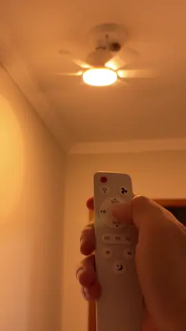 Ventilador de teto com luz que muda de cor