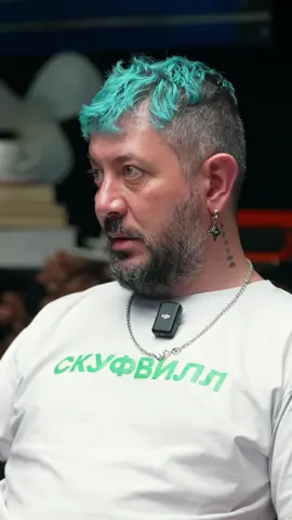 Парень с синими волосами сомневается. Он использует русских кошек как аналогию для обсуждения конкурса. Стоит посмотреть до конца! #конкурс #сомнения #синиеволосы #русскиекошки