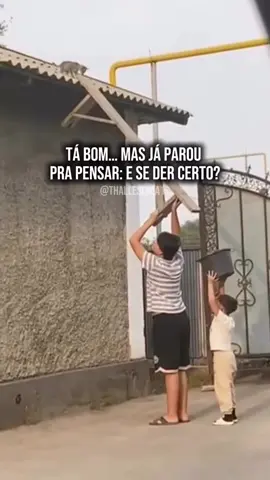 Quantos pensamentos criativos já foram sufocados pelo medo do desconhecido? Quantos projetos ficaram apenas na imaginação porque alguém acreditou mais nas incertezas do que no próprio potencial? O medo paralisa, mas a criatividade é feita para voar. O desconhecido pode assustar, mas também é o lugar onde os maiores milagres acontecem. O que hoje parece arriscado, amanhã pode ser a chave que abre portas para uma nova história. Não permita que o medo enterre os sonhos que Deus mesmo plantou dentro de você. Dê o primeiro passo, mesmo sem ver o caminho inteiro. A coragem não é ausência de medo, é a decisão de avançar apesar dele. E se der certo?
